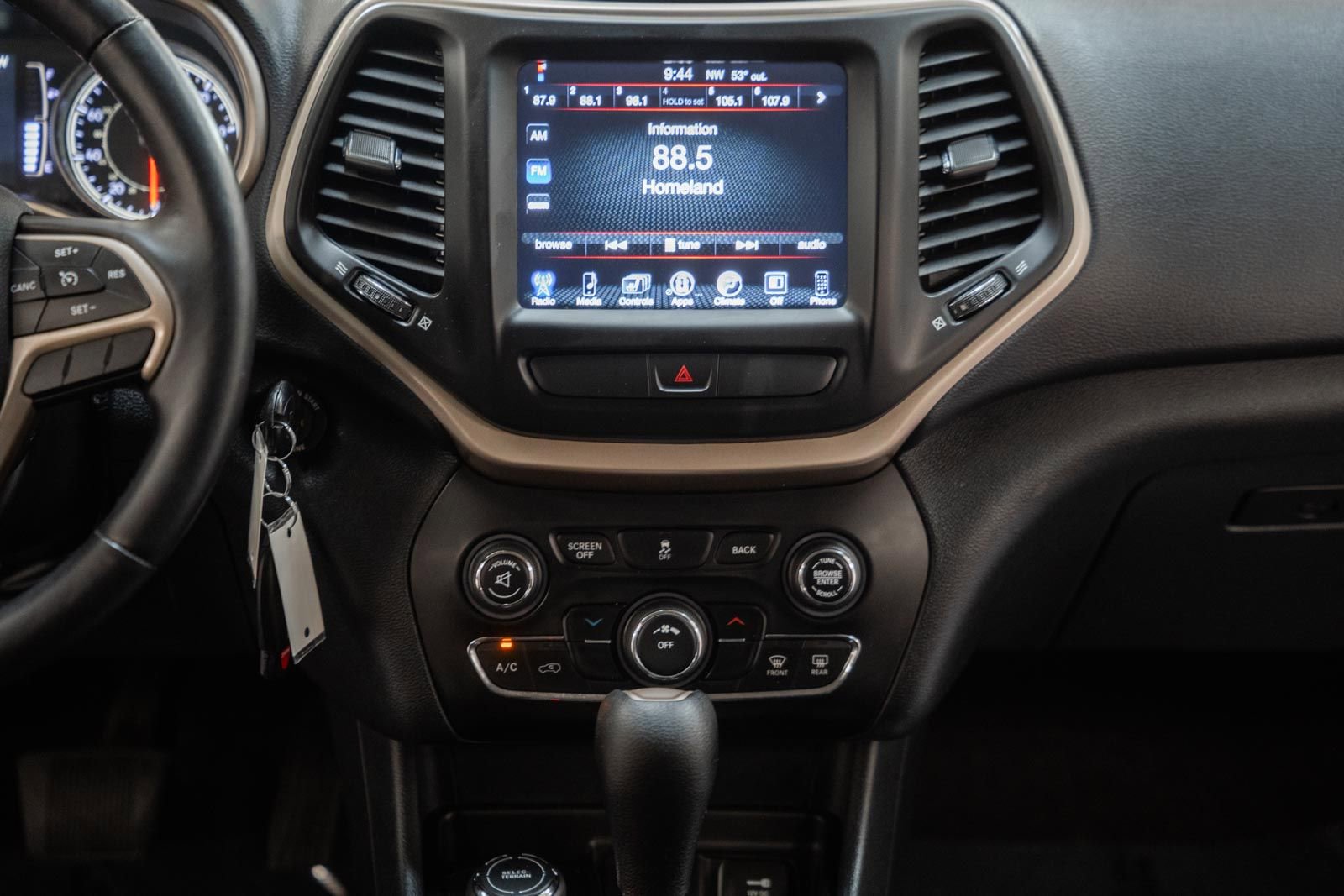 Used 2016 Jeep Cherokee Latitude w/ Cold Weather Group AWD/4WD image 20
