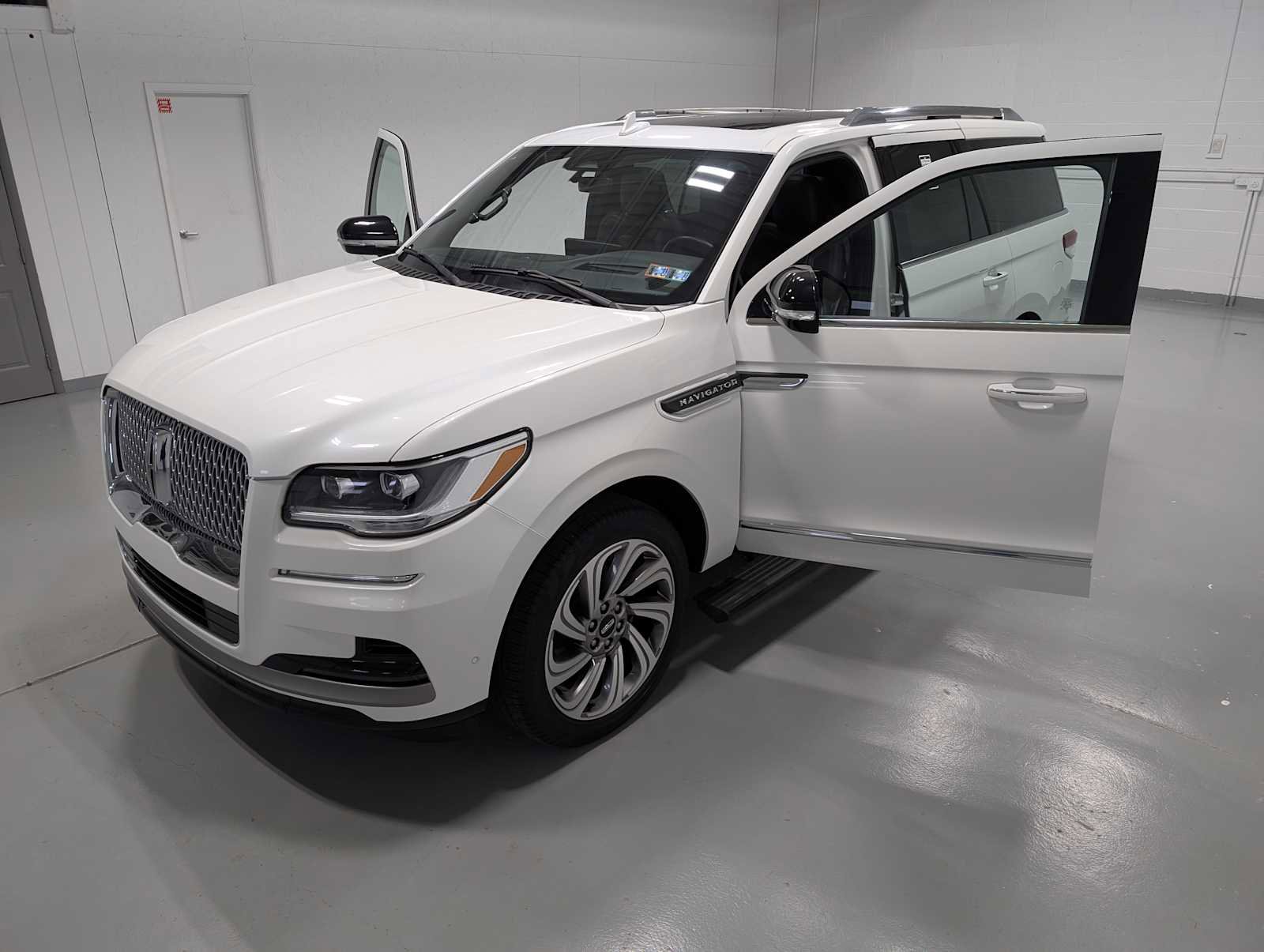 Certified 2023 Lincoln Navigator Reserve AWD/4WD image 17