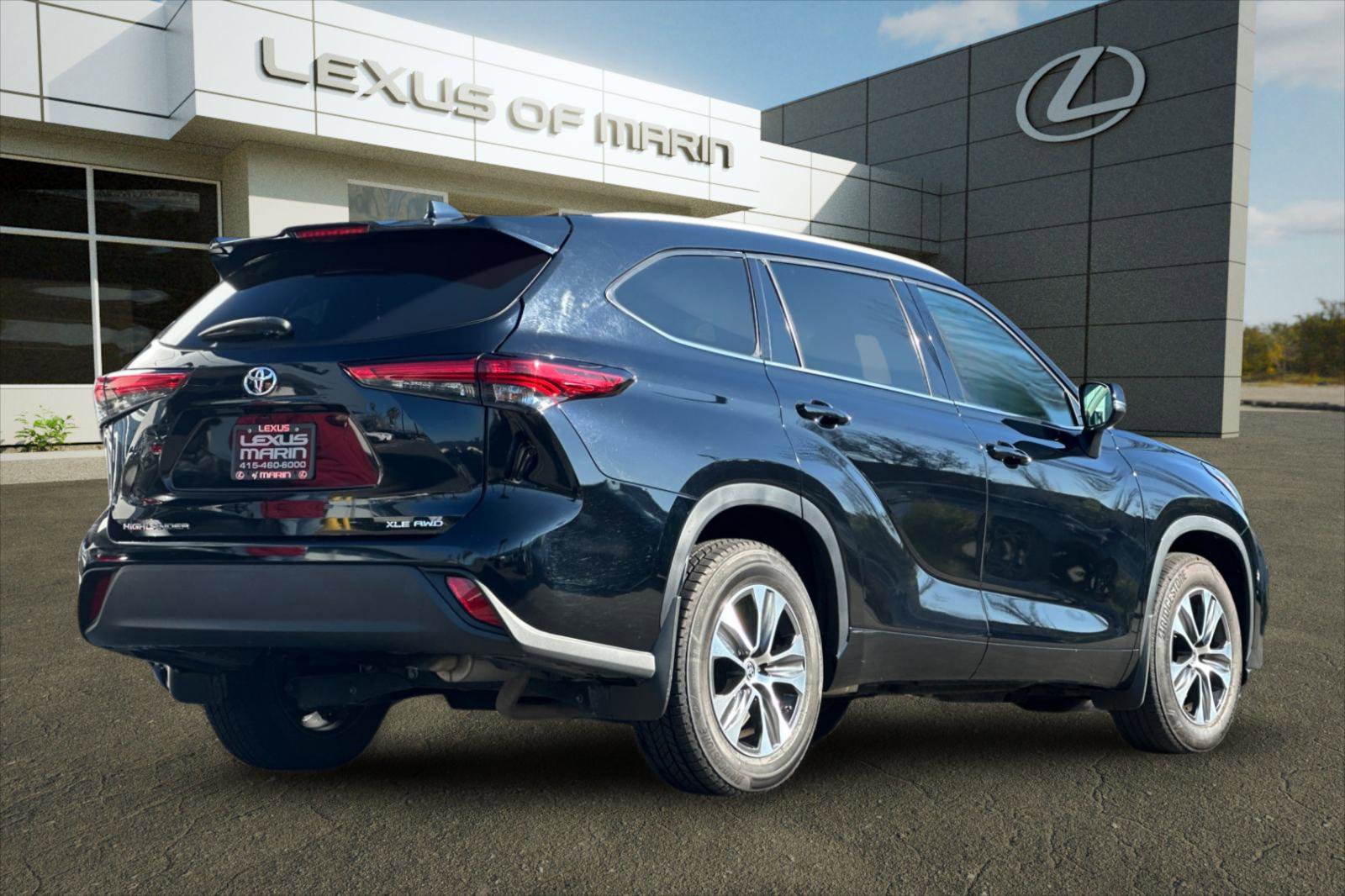 Used 2022 Toyota Highlander XLE image 9