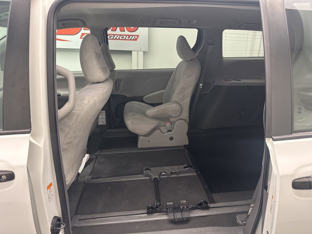 Used 2019 Toyota Sienna L image 8