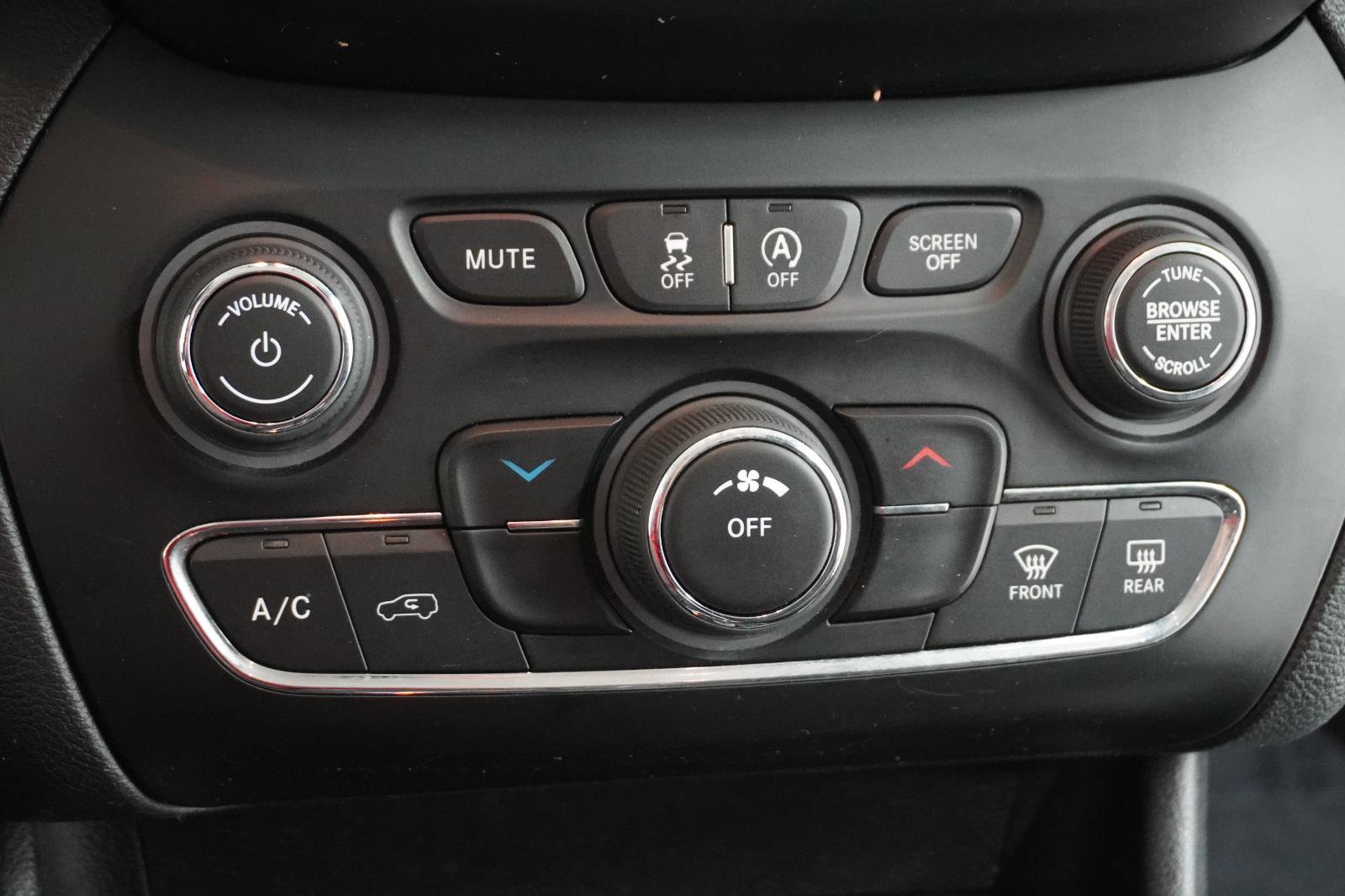 Used 2019 Jeep Cherokee Latitude w/ Popular Appearance Group image 27