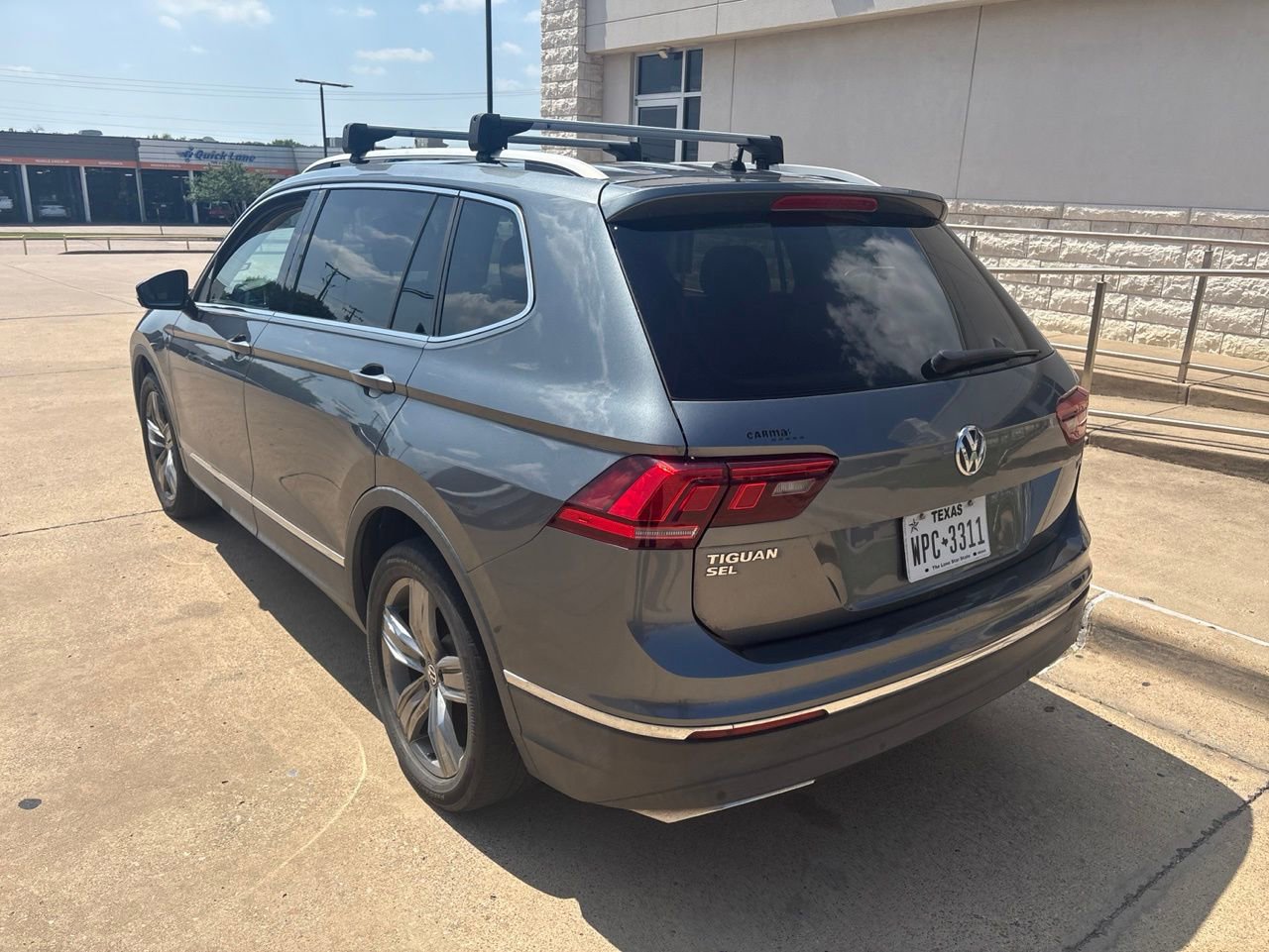 Used 2018 Volkswagen Tiguan SEL Premium FWD image 2