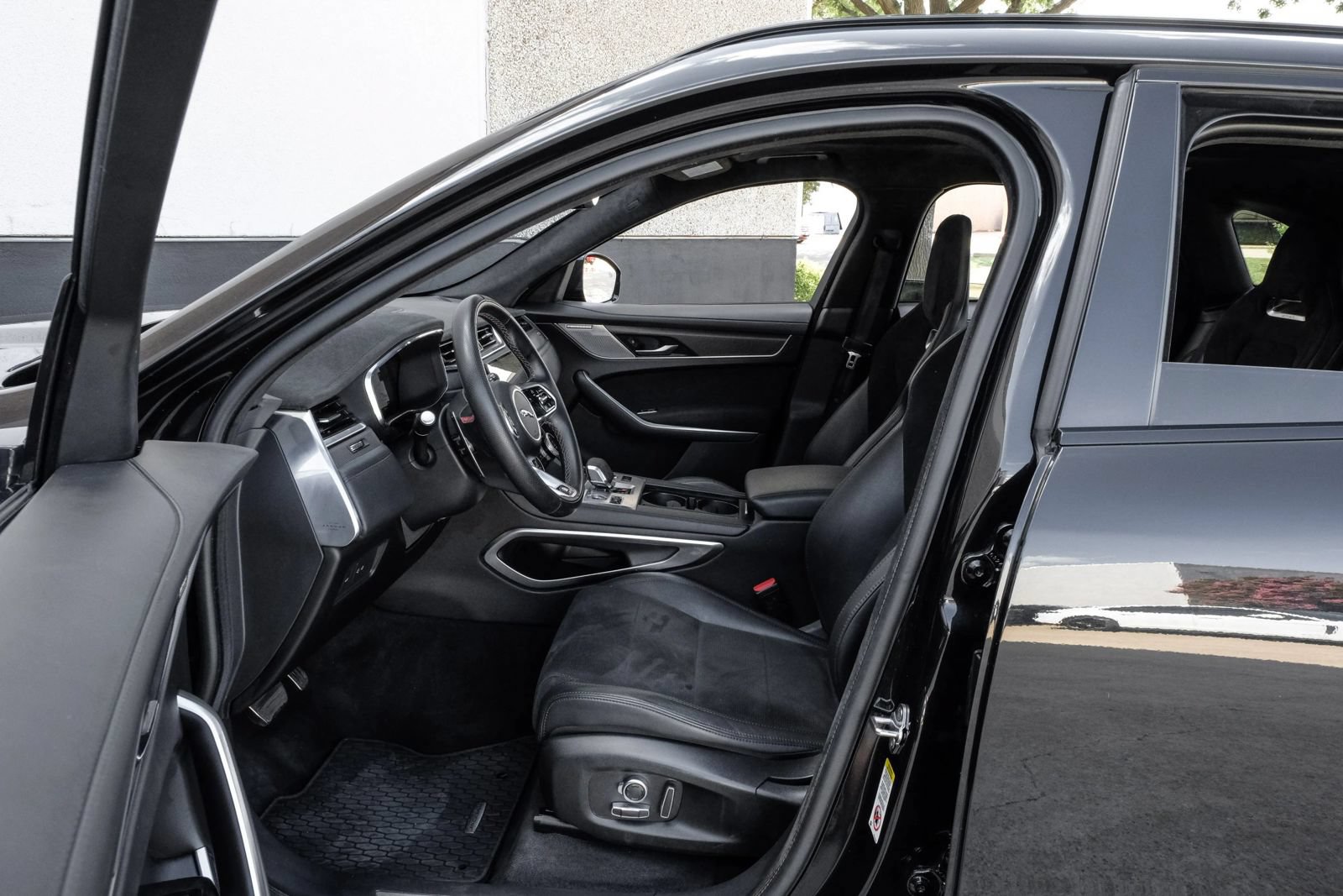 Used 2025 Jaguar F-PACE SVR AWD/4WD image 3