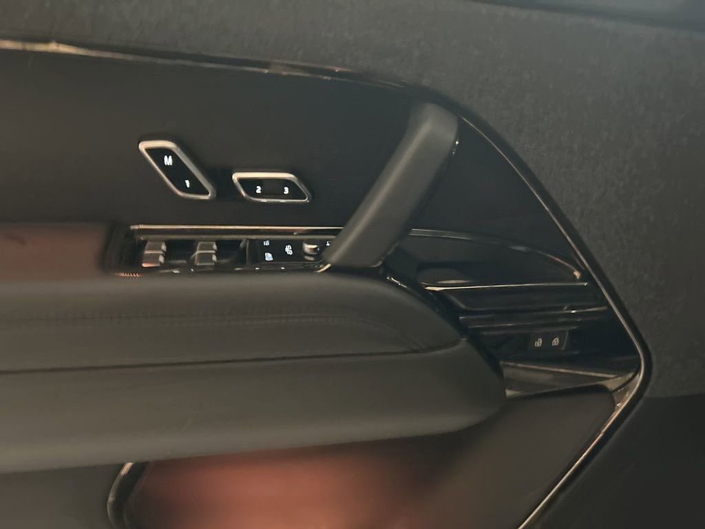 Used 2024 Land Rover Range Rover Sport SE image 3