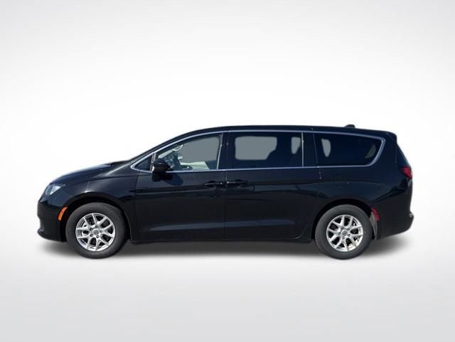 Used 2023 Chrysler Voyager LX FWD image 2
