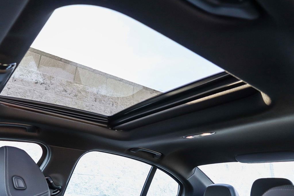 Used 2025 BMW 330i Sedan w/ Premium Package image 27