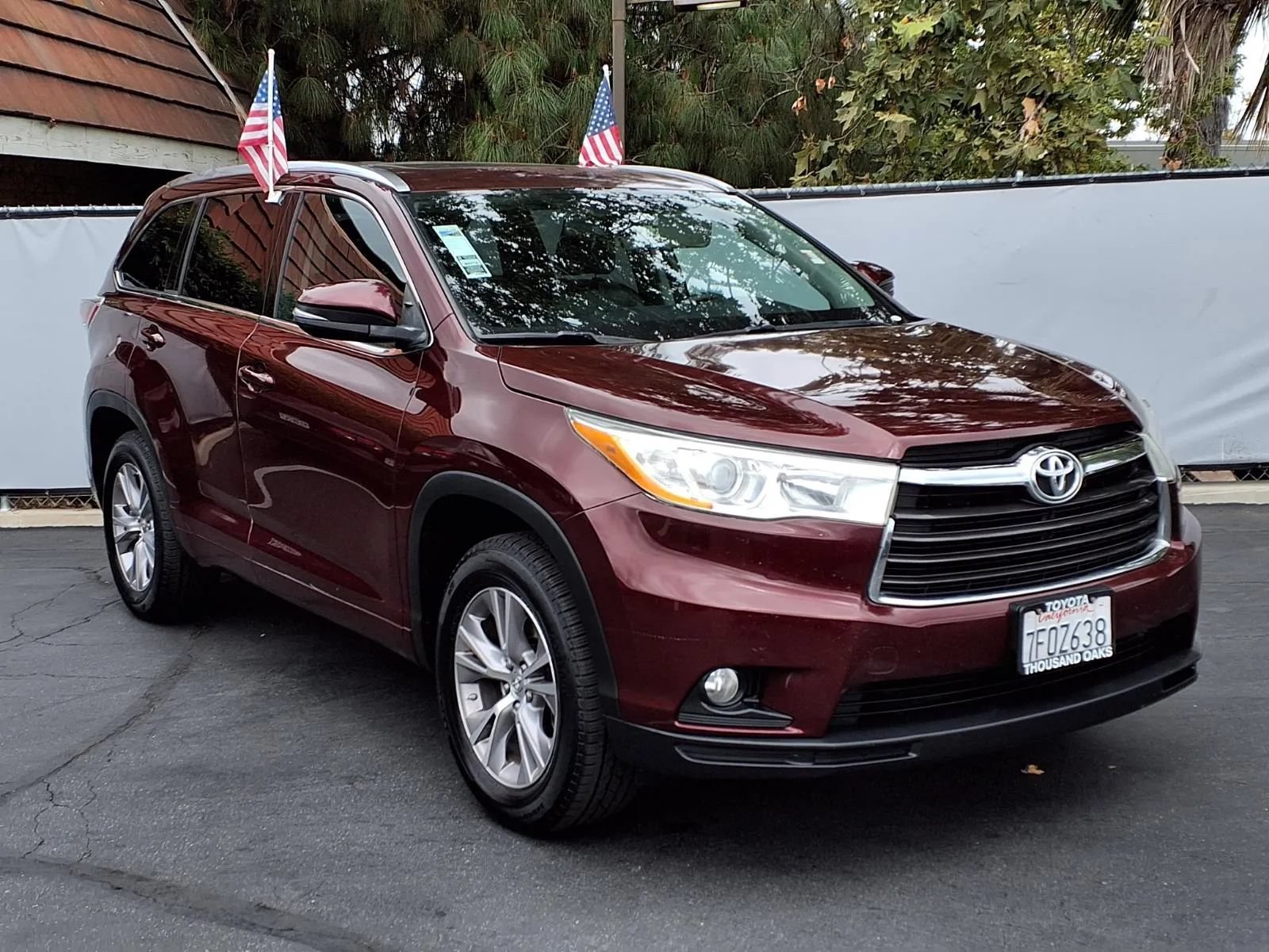 Used 2014 Toyota Highlander XLE FWD image 1
