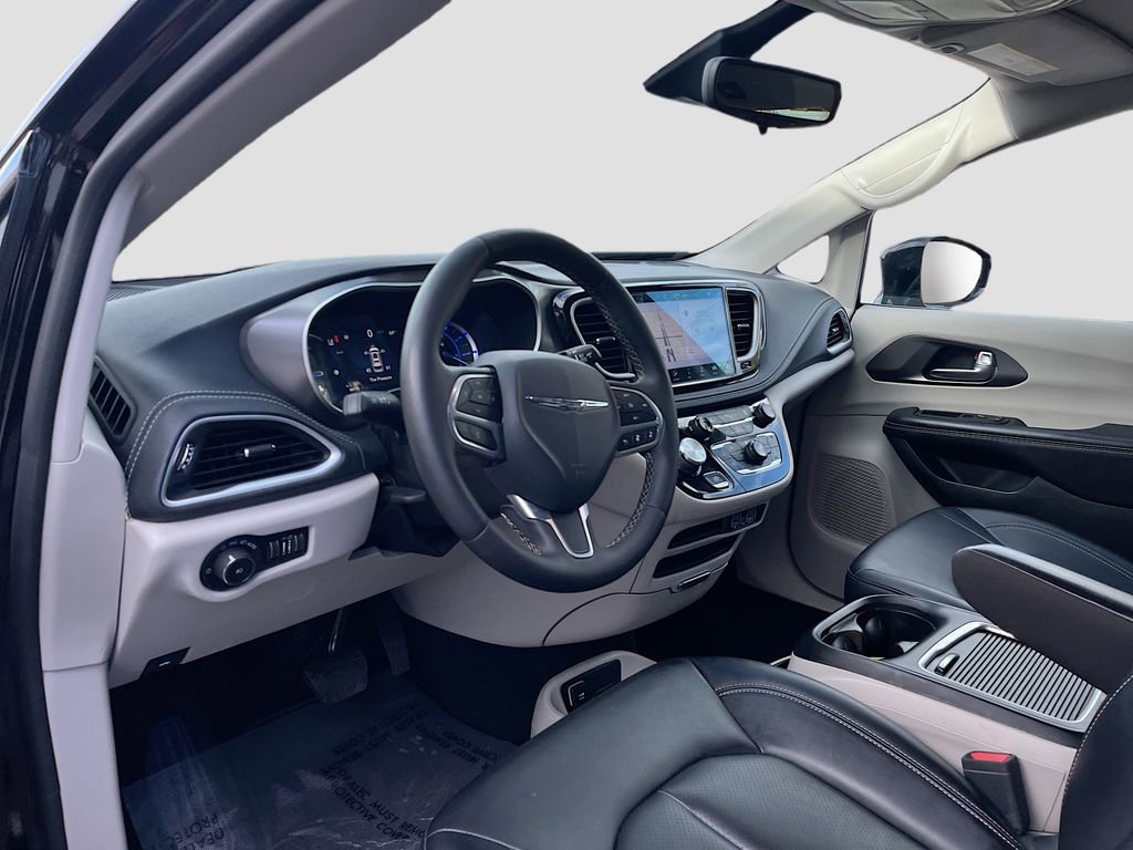 Used 2024 Chrysler Pacifica Select image 9