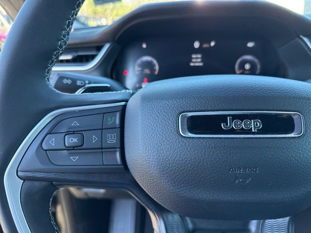 Used 2025 Jeep Grand Cherokee Laredo w/ Luxury Tech Group I image 38