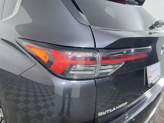 Used 2025 Mitsubishi Outlander SE image 36
