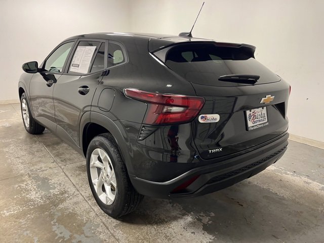 Used 2025 Chevrolet Trax LS w/ LS Convenience Package image 9