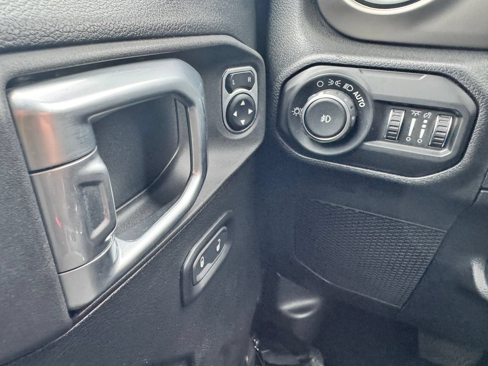 Used 2021 Jeep Wrangler Sport AWD/4WD image 14