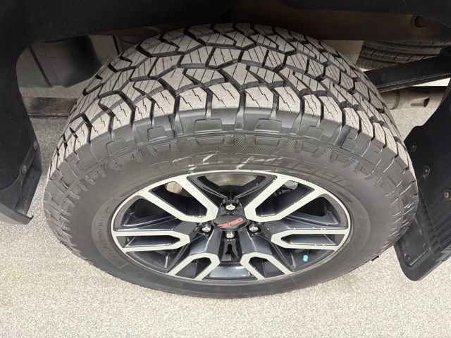 Used 2025 GMC Sierra 1500 AT4 w/ Technology Package AWD/4WD image 14