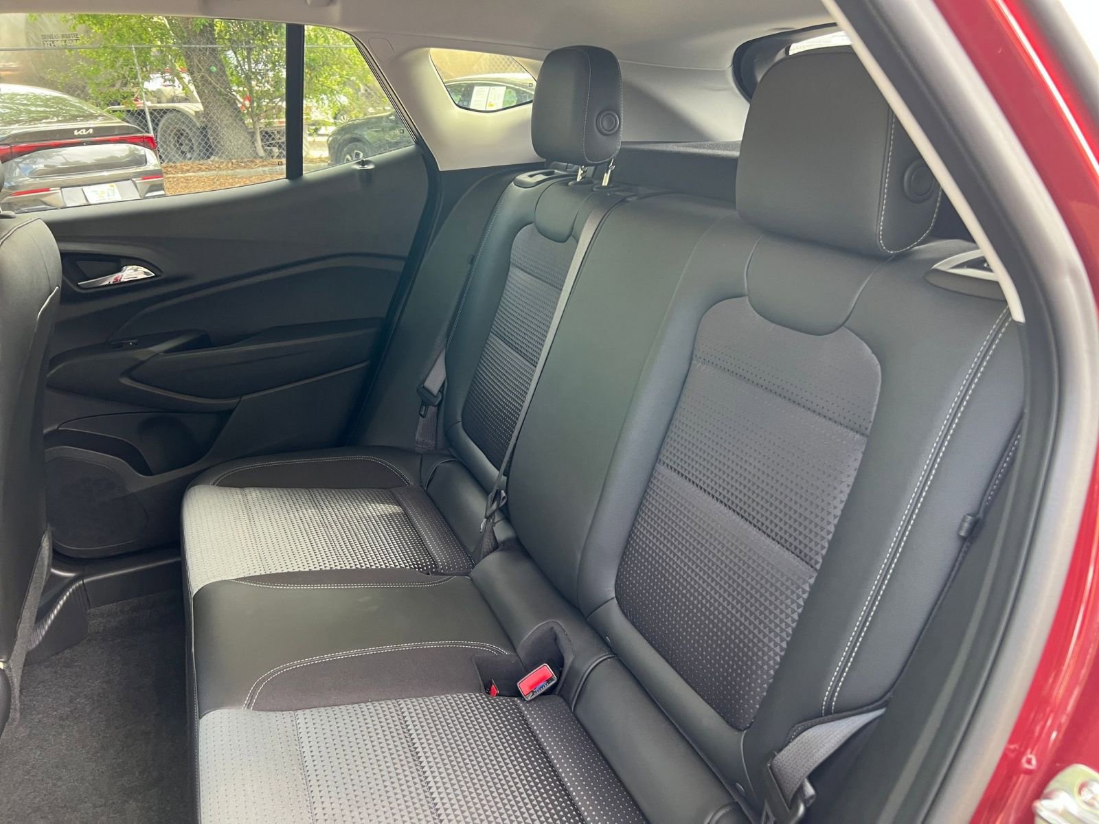 Used 2025 Chevrolet Trax LT FWD image 35