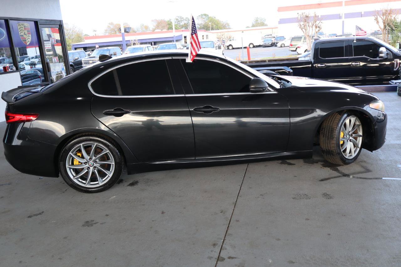 Used 2017 Alfa Romeo Giulia image 4