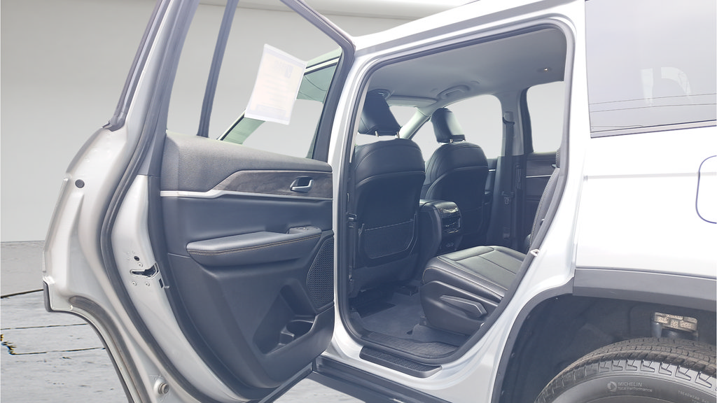 Used 2023 Jeep Grand Cherokee L Limited AWD/4WD image 23