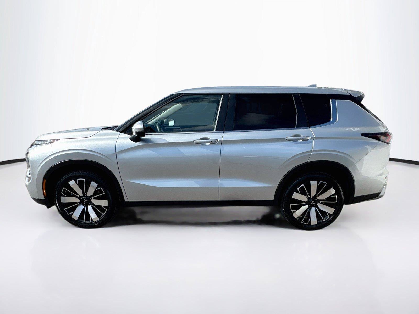 Used 2025 Mitsubishi Outlander SE AWD/4WD image 2