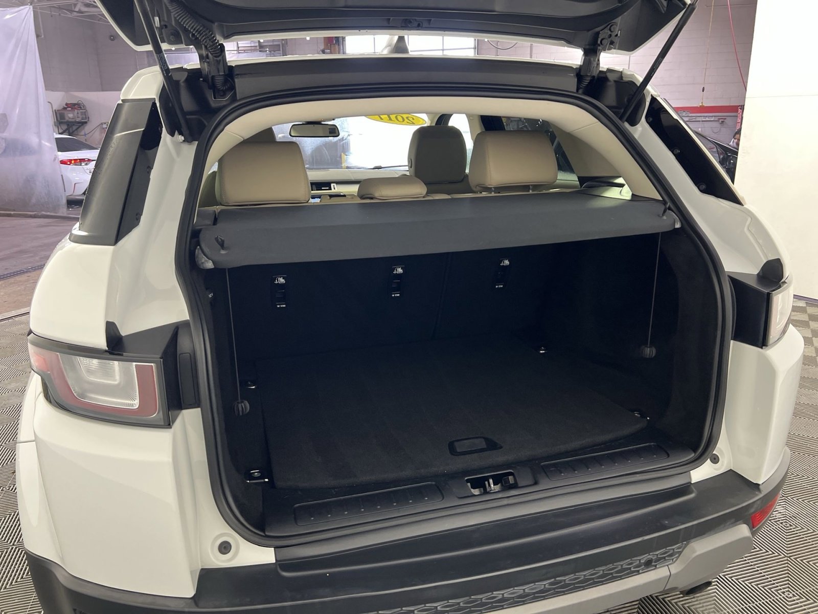 Used 2017 Land Rover Range Rover Evoque SE image 26