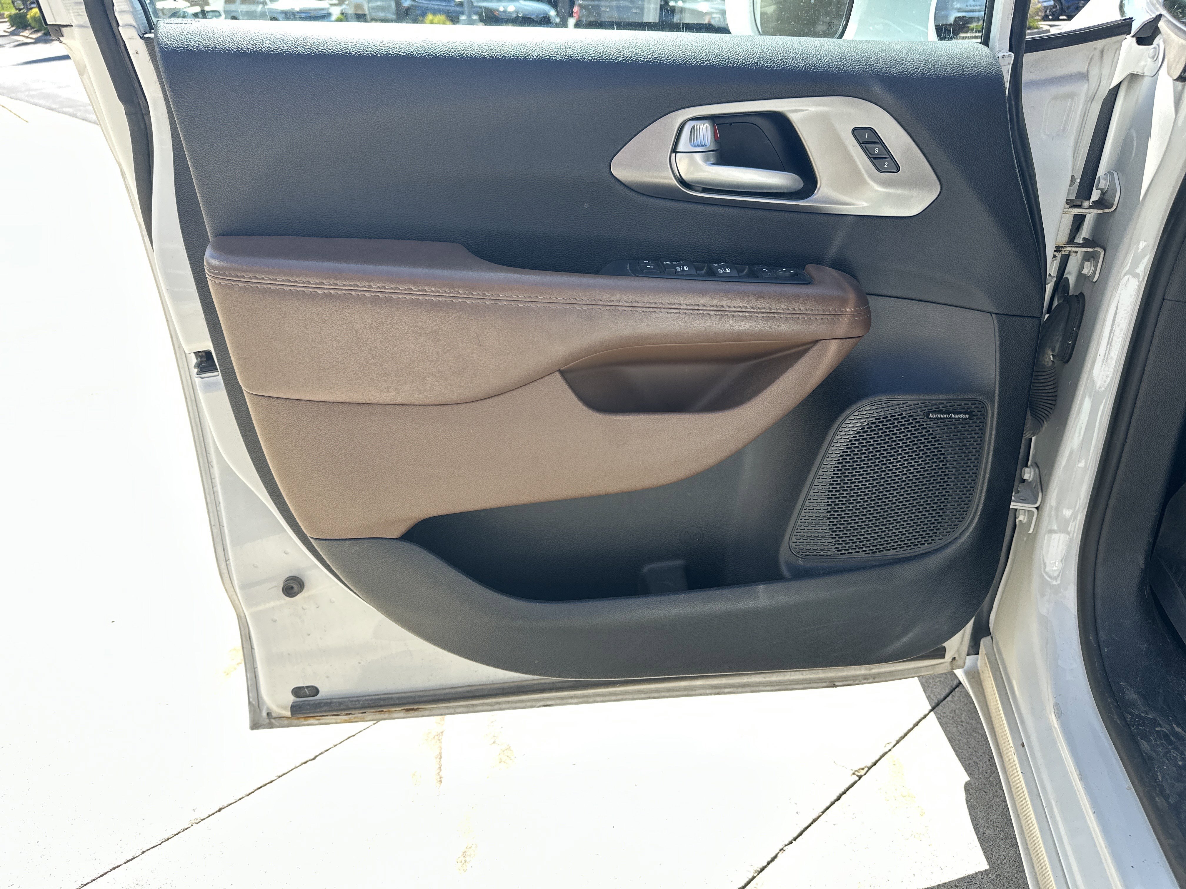 Used 2017 Chrysler Pacifica Limited FWD image 12