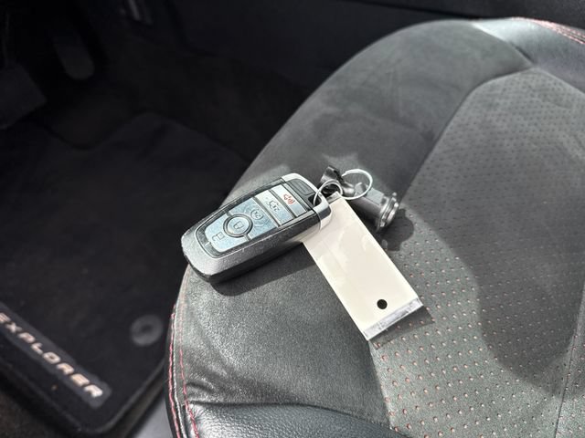 Used 2018 Ford Explorer XLT w/ Equipment Group 202A FWD image 30