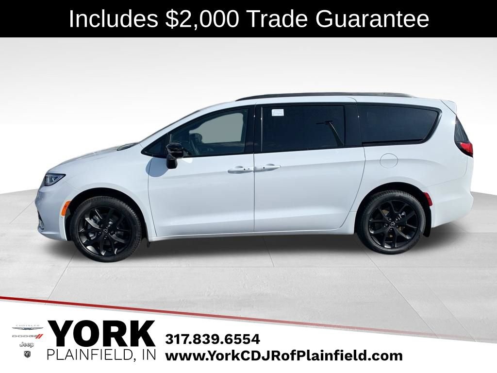 New 2026 Chrysler Pacifica Limited w/ Uconnect Theater Family Group