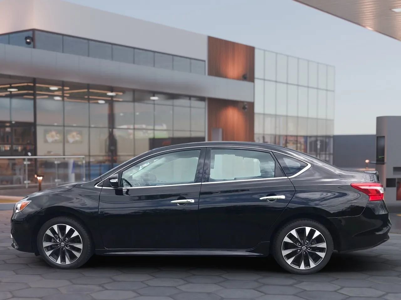 Used 2019 Nissan Sentra SR FWD image 4
