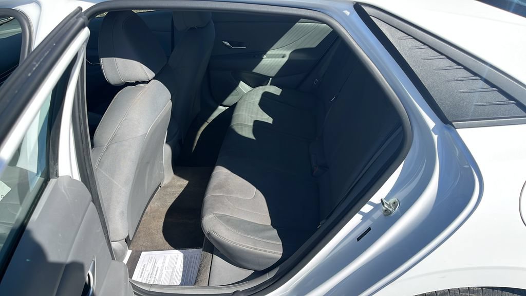 Used 2022 Hyundai Elantra SE w/ Preferred Accessory Package FWD image 12