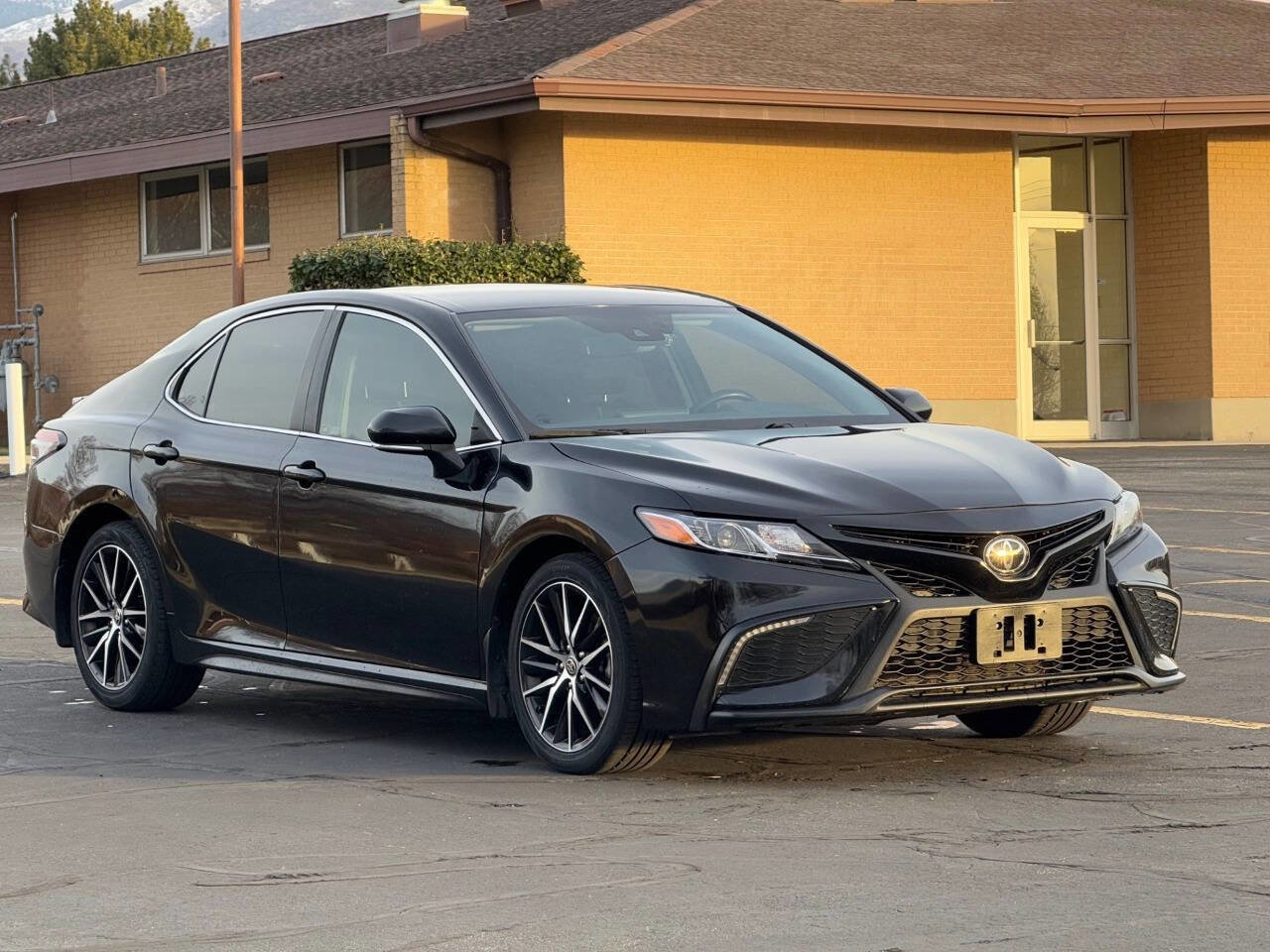 Used 2023 Toyota Camry SE w/ Convenience Package FWD image 3