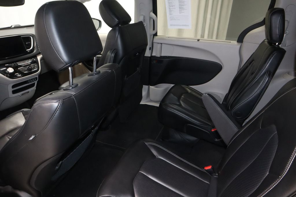 Used 2023 Chrysler Pacifica Touring-L FWD image 21