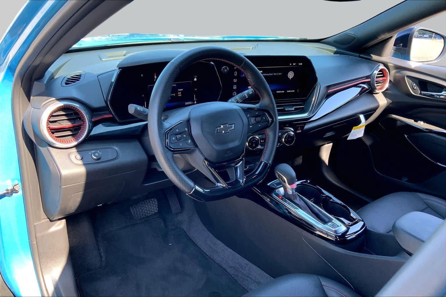 Used 2025 Chevrolet Trax RS FWD image 18