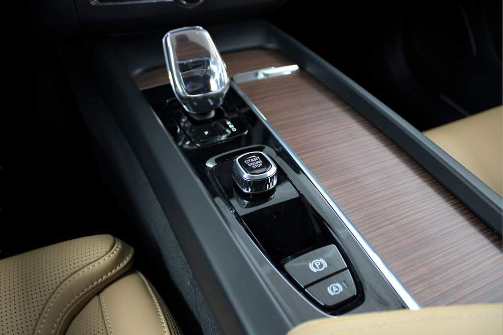 Used 2025 Volvo XC60 B5 Ultra image 36