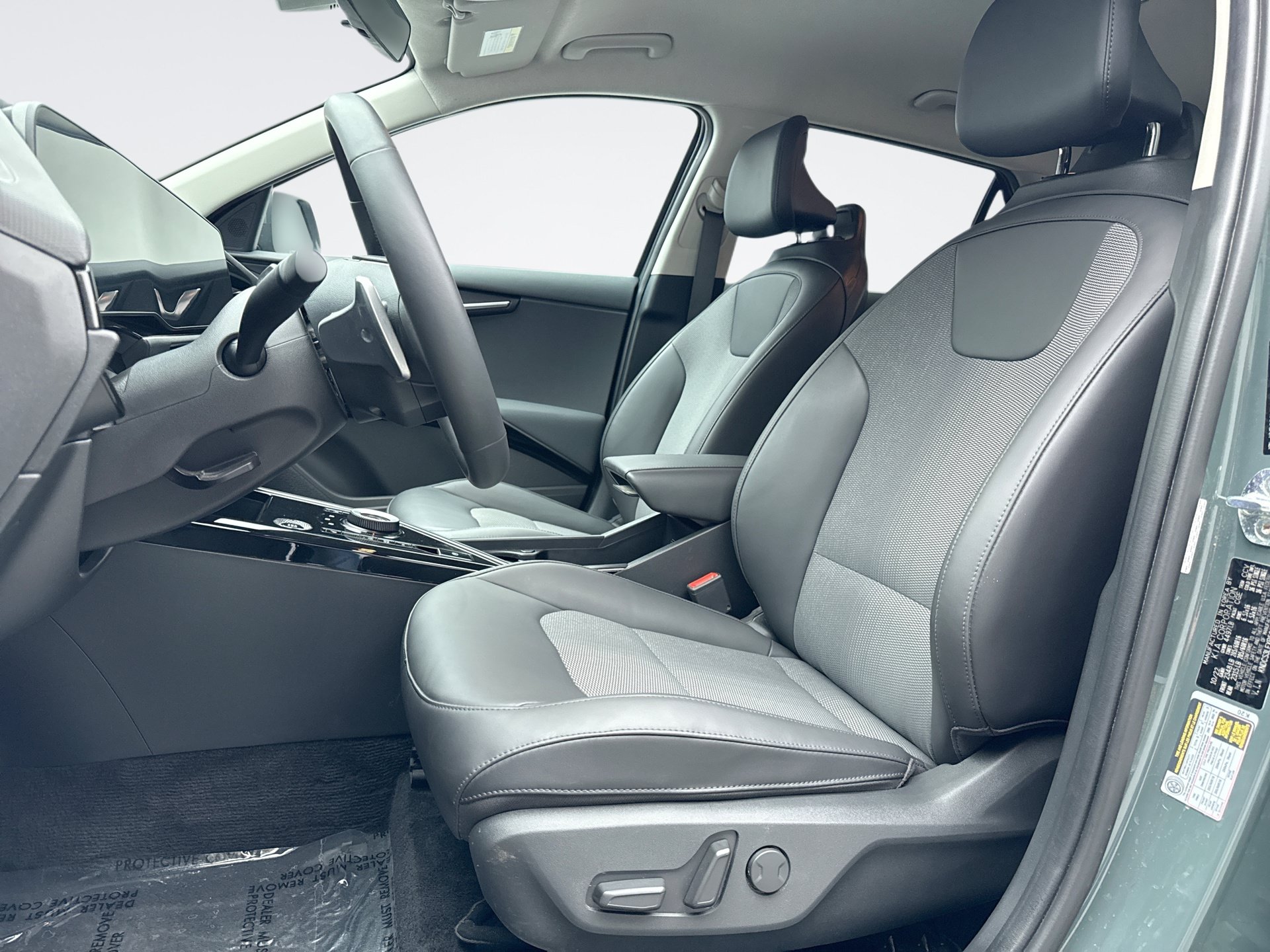 Used 2023 Kia Niro EX w/ EX Cold Weather Package FWD image 11