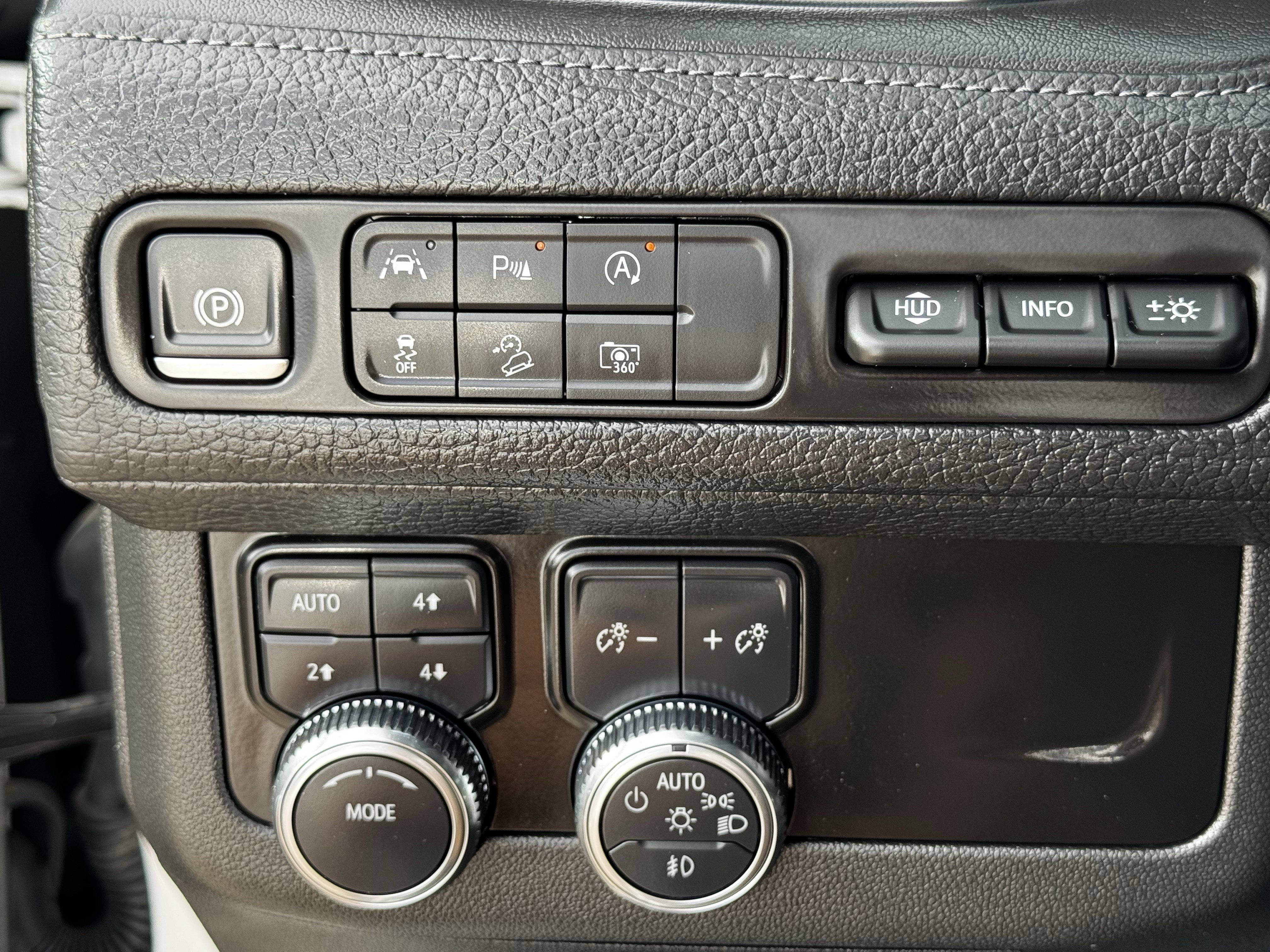Used 2024 GMC Yukon XL Denali AWD/4WD image 25