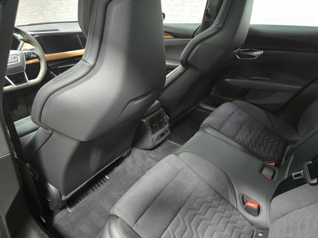 Used 2022 Audi e-tron GT Premium Plus image 34