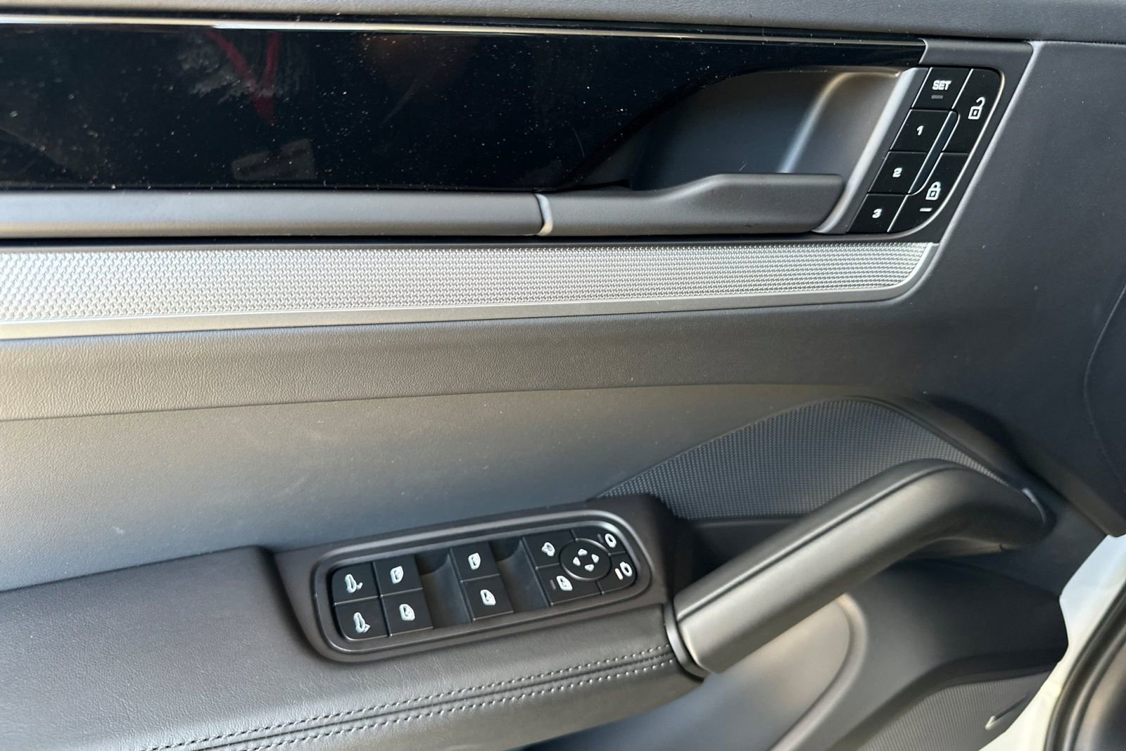 New 2025 Porsche Cayenne Coupe image 12