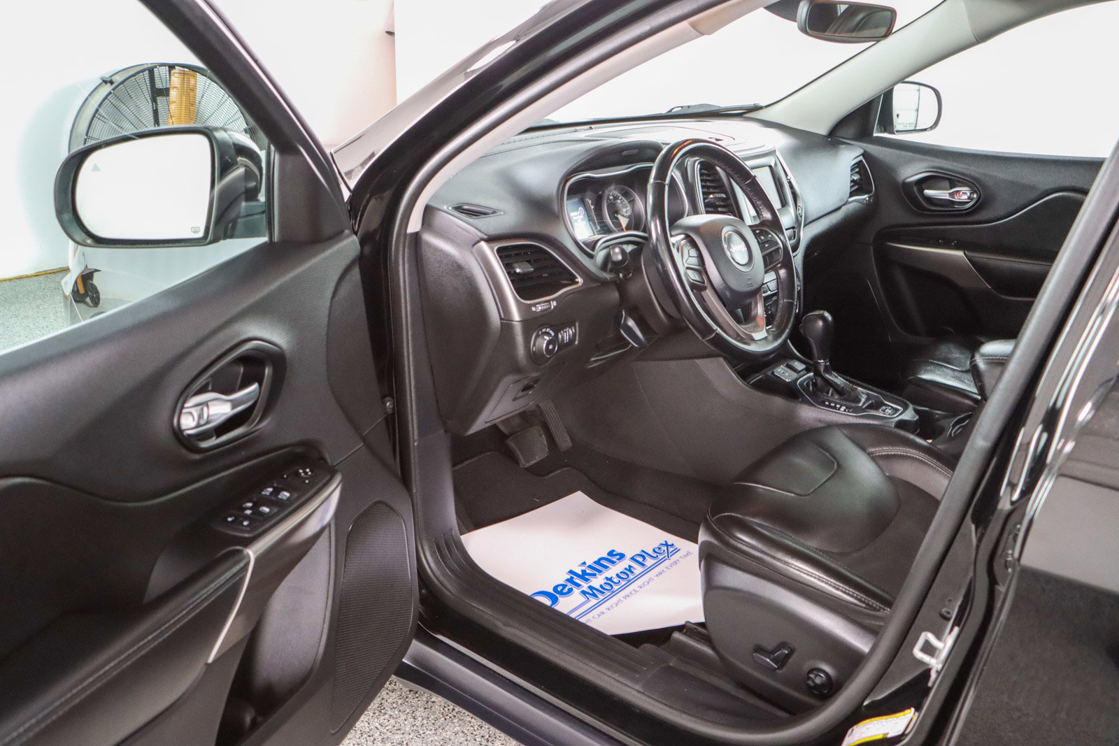 Used 2021 Jeep Cherokee Latitude Plus image 3