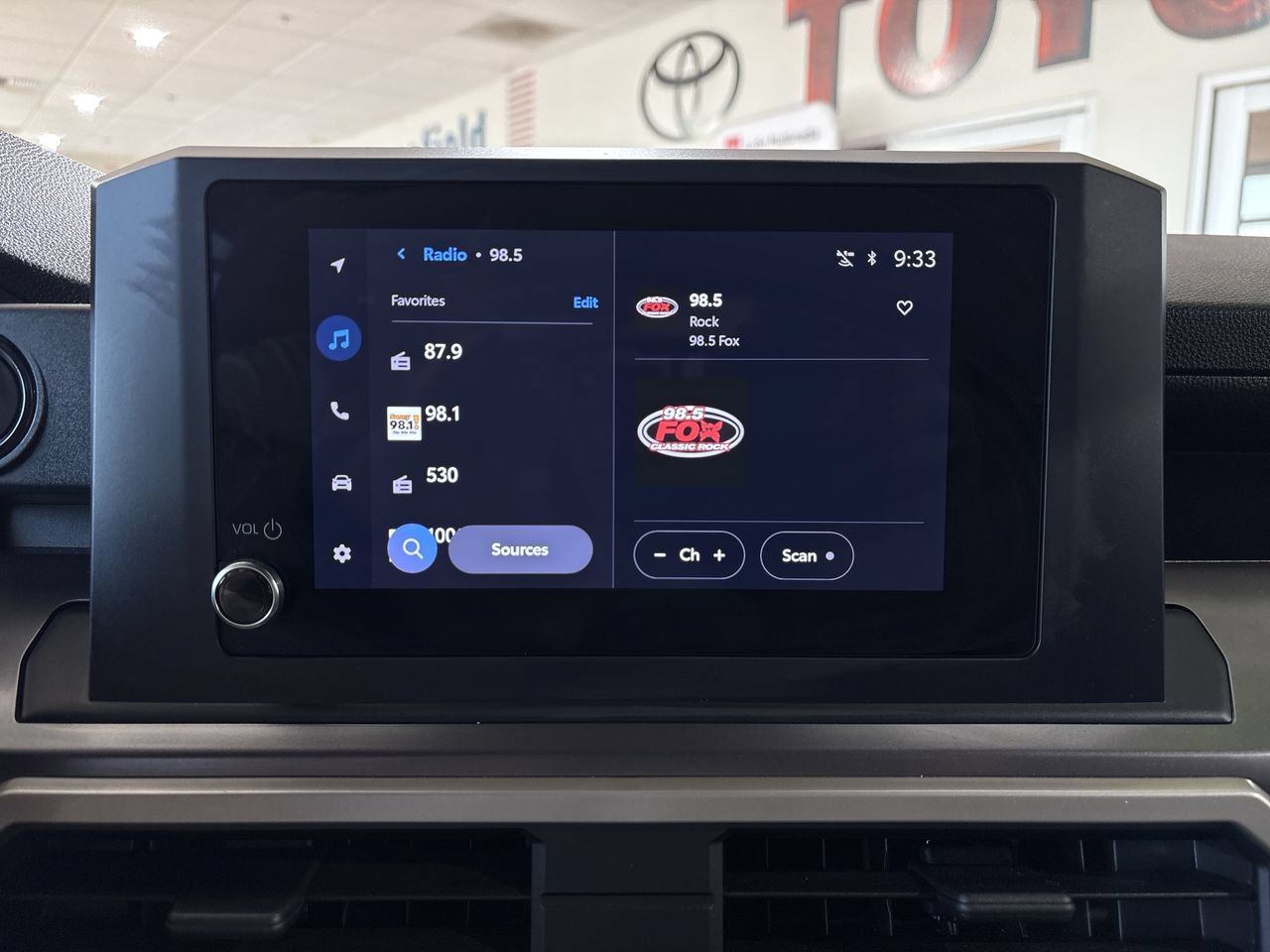 Certified 2025 Toyota Tacoma SR5 AWD/4WD image 17