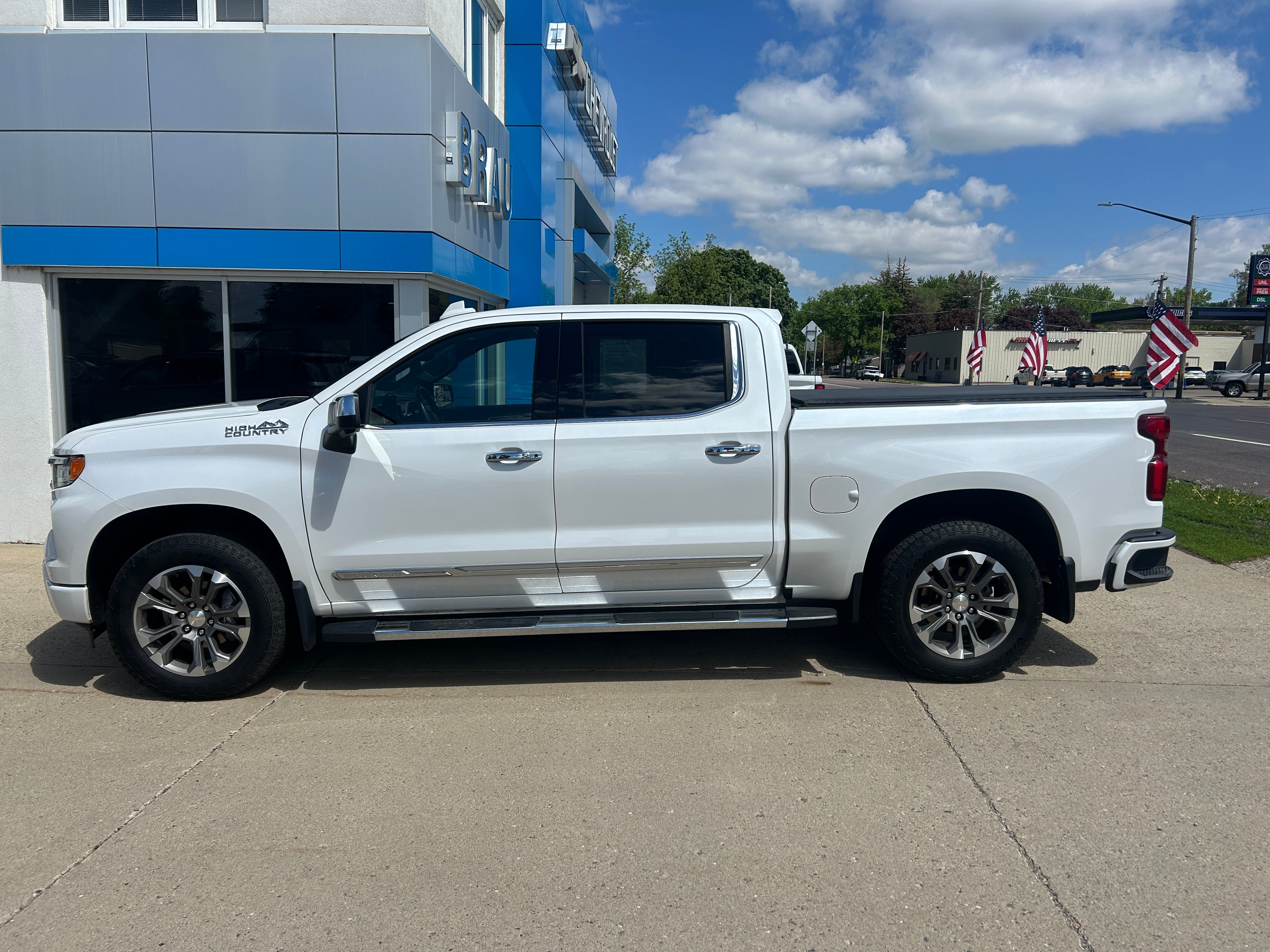 Used 2023 Chevrolet Silverado 1500 High Country w/ Technology Package AWD/4WD image 1