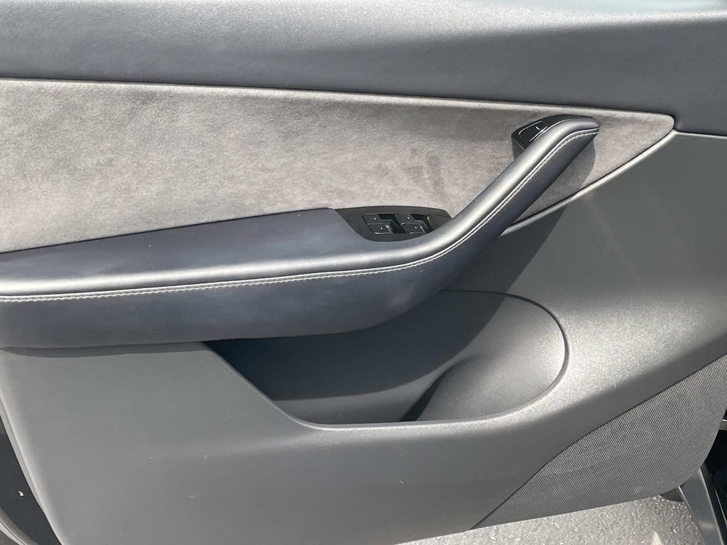 Used 2020 Tesla Model Y Long Range image 18