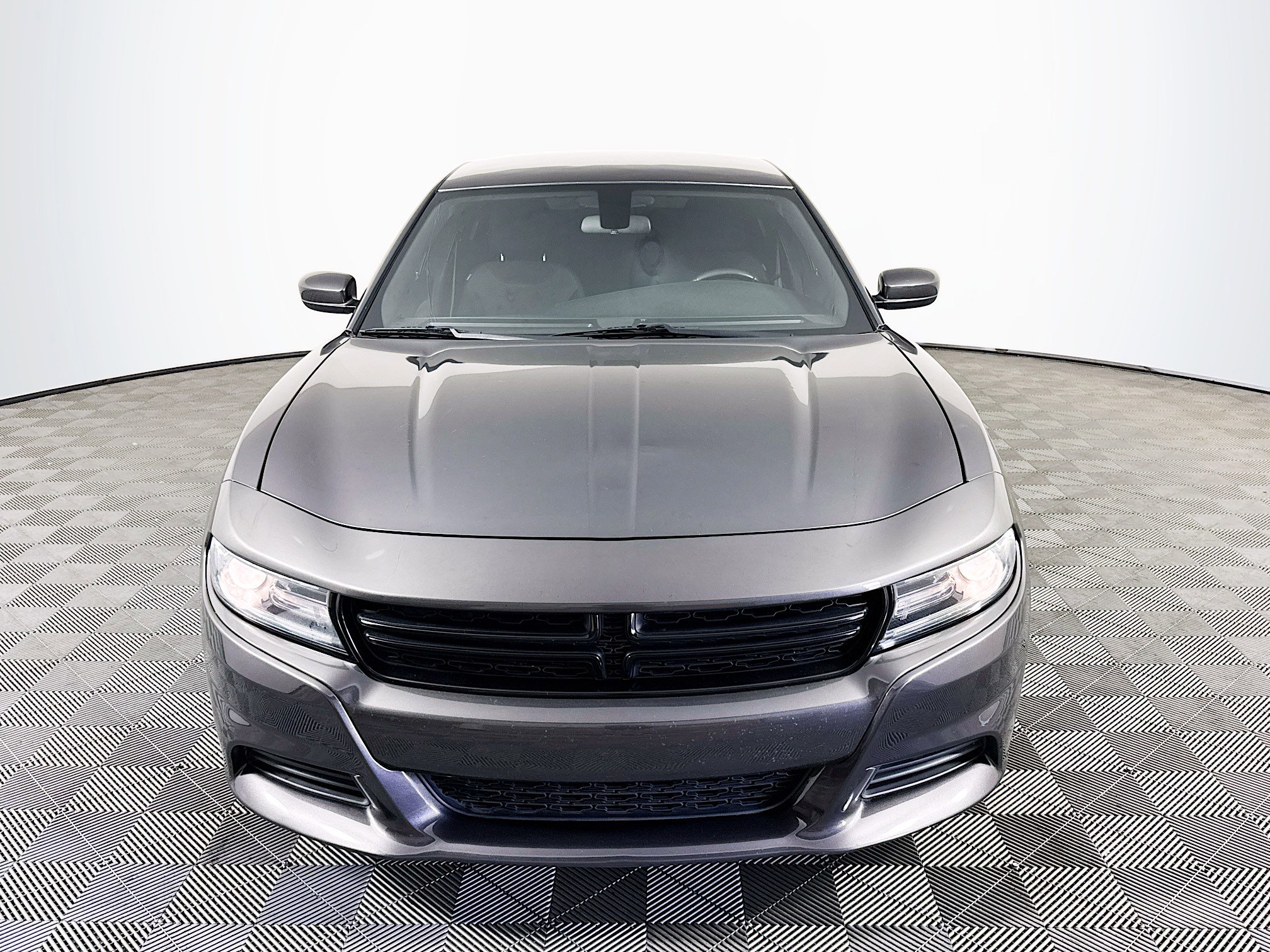 Used 2018 Dodge Charger SXT image 2