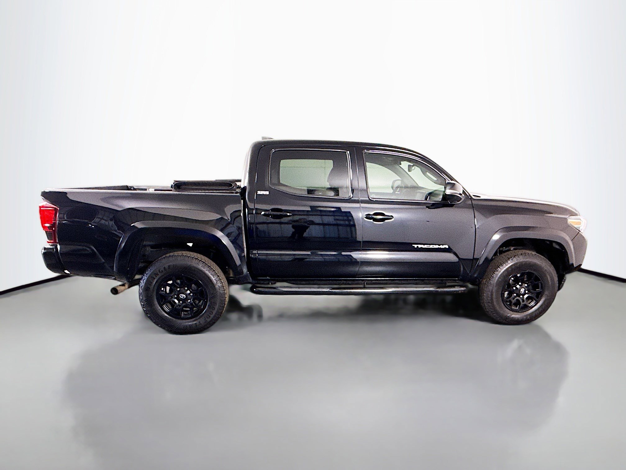 Used 2022 Toyota Tacoma SR5 w/ Technology Package image 11