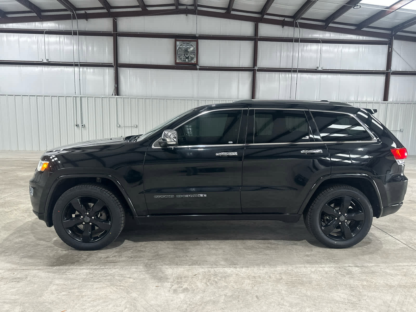 Used 2017 Jeep Grand Cherokee Overland AWD/4WD image 2