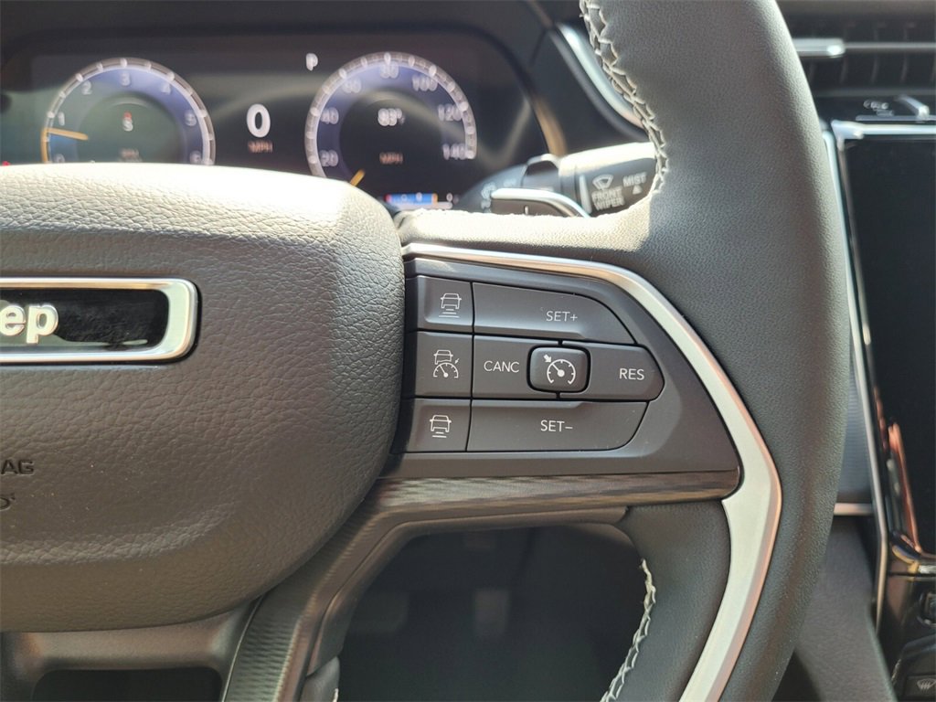 Used 2025 Jeep Grand Cherokee Laredo X w/ Luxury Tech Group I image 33