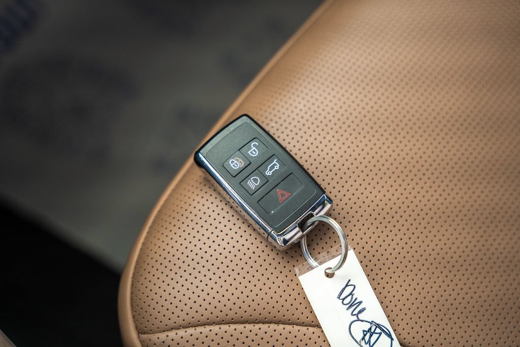 Used 2024 Land Rover Discovery Metropolitan Edition AWD/4WD image 50