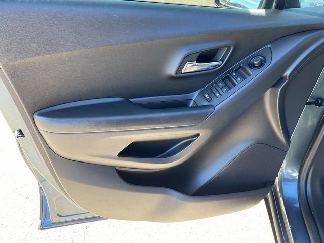 Used 2022 Chevrolet Trax LS w/ Tint and Cruise Package image 10
