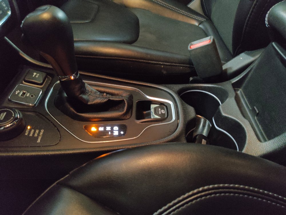 Used 2019 Jeep Cherokee Latitude Plus w/ Cold Weather Group AWD/4WD image 26