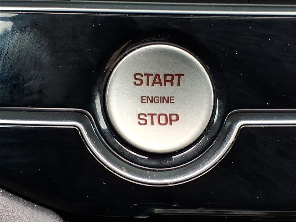 Used 2020 Jaguar F-PACE Premium image 24