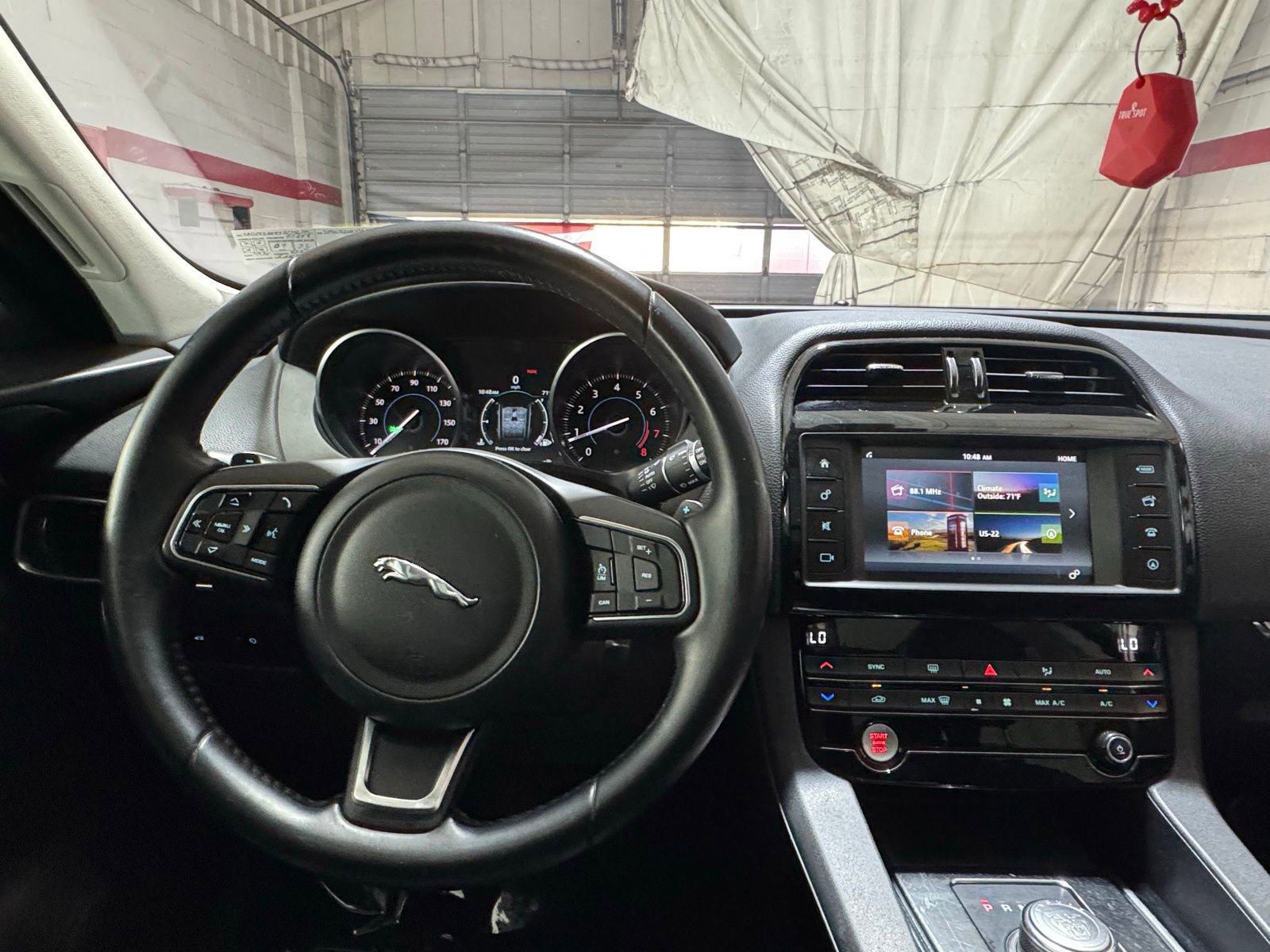 Used 2018 Jaguar F-PACE Premium image 16