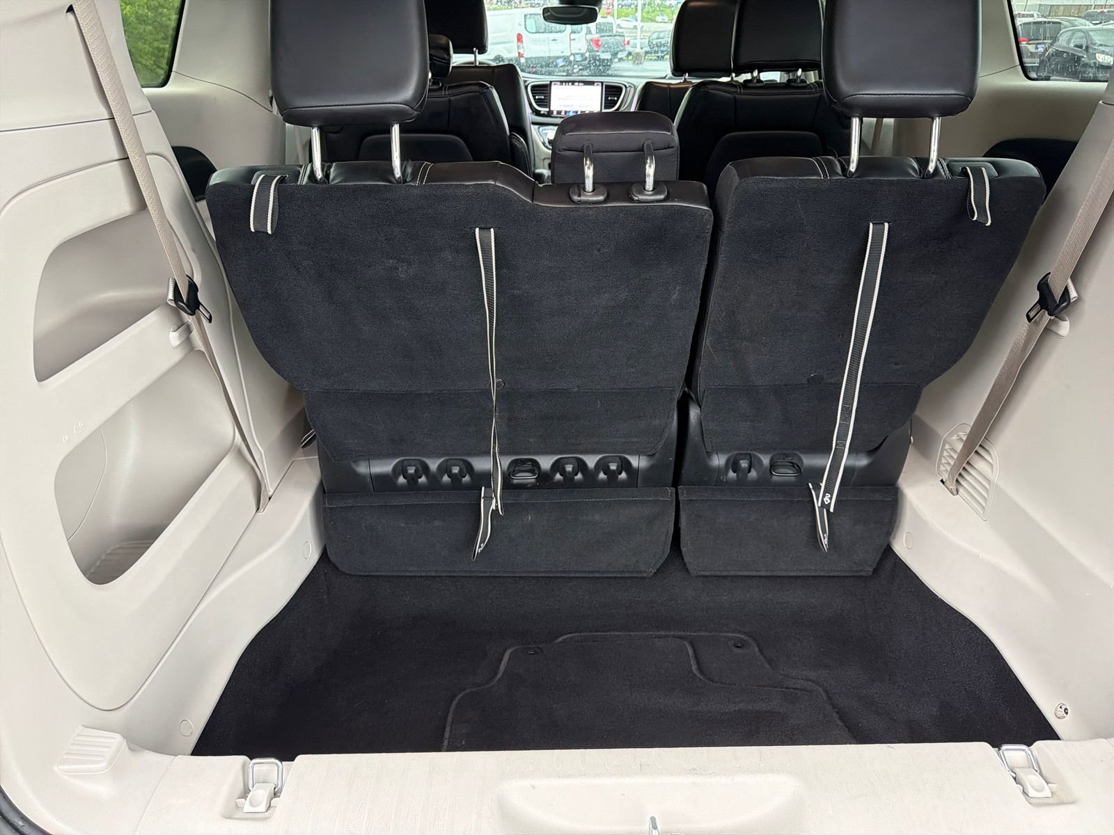 Used 2023 Chrysler Pacifica Touring-L FWD image 17