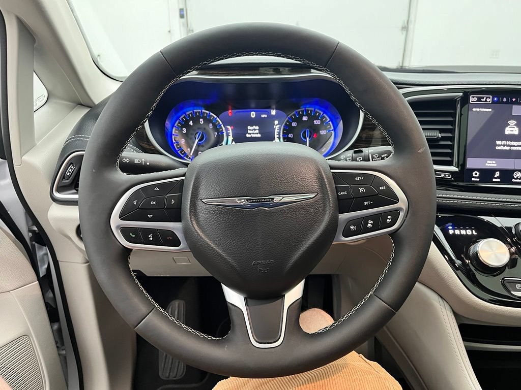 Used 2024 Chrysler Pacifica Limited FWD image 23
